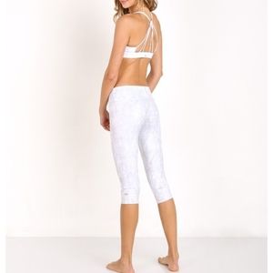 alo Airbrush Capri Vapor Python Glossy